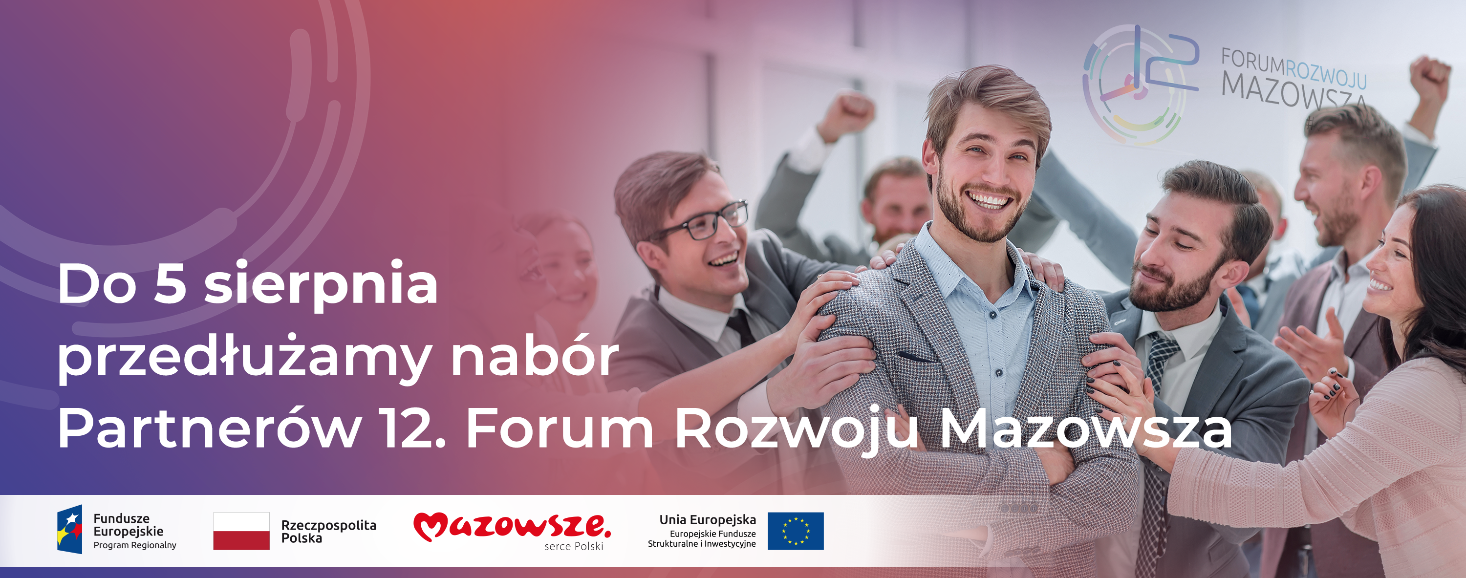 Do 5 sierpnia przedłużamy nabór Partnerów 12. Forum Rozwoju Mazowsza. Na zdjęciu młodzi ludzie w strojach biznesowych.