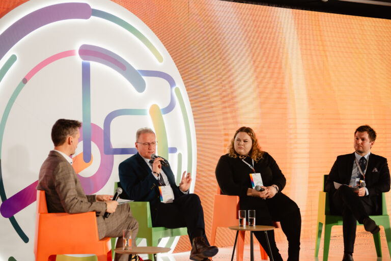 Eksperci na scenie podczas debaty "Uniwersytet Szkołą Przedsiębiorczości?" zorganizowanej w ramach 12. Forum Rozwoju Mazowsza.