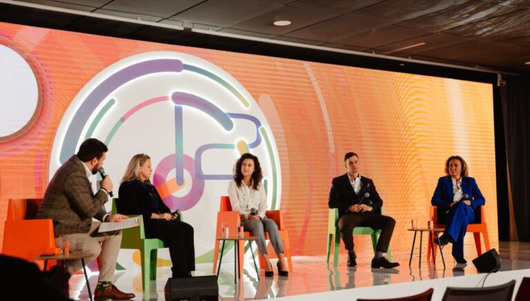 Eksperci na scenie podczas debaty "Akcja: akceleracja, czyli wsparcie dla początkujących w biznesie" zorganizowanej w ramach 12. Forum Rozwoju Mazowsza.