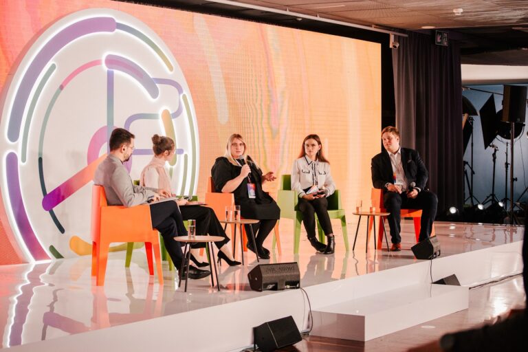 Eksperci na scenie podczas debaty "Nie ma planu B – młodzi dla klimatu" zorganizowanej w ramach 12. Forum Rozwoju Mazowsza.