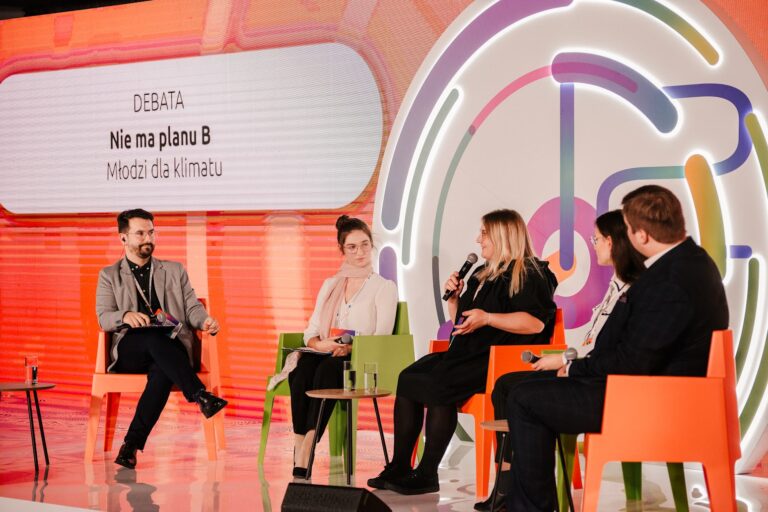Eksperci na scenie podczas debaty "Nie ma planu B – młodzi dla klimatu" zorganizowanej w ramach 12. Forum Rozwoju Mazowsza.