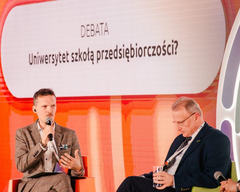 Eksperci na scenie podczas debaty "Uniwersytet Szkołą Przedsiębiorczości?" zorganizowanej w ramach 12. Forum Rozwoju Mazowsza.