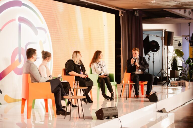 Eksperci na scenie podczas debaty "Nie ma planu B – młodzi dla klimatu" zorganizowanej w ramach 12. Forum Rozwoju Mazowsza.