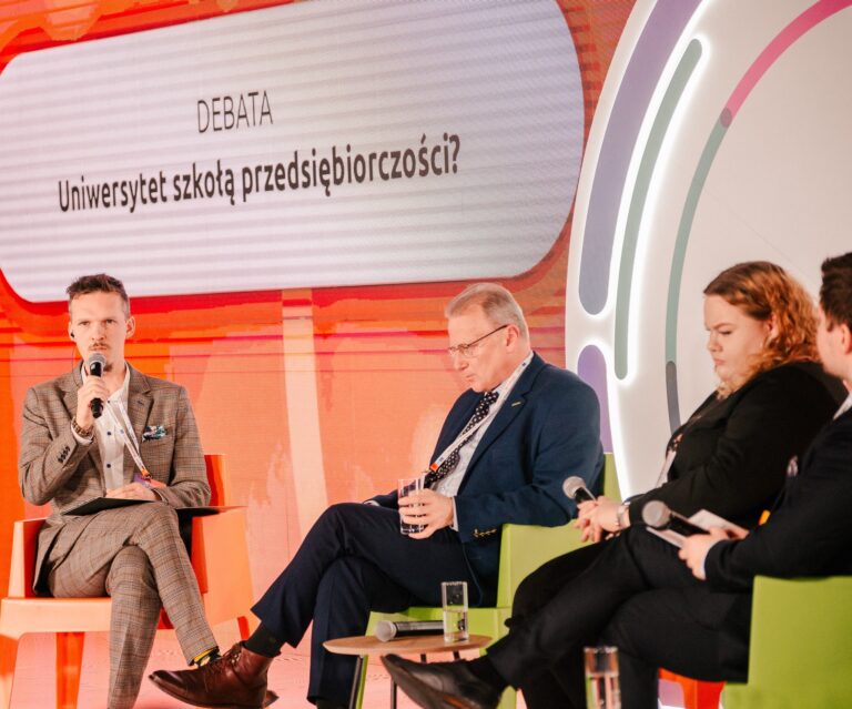 Eksperci na scenie podczas debaty "Uniwersytet Szkołą Przedsiębiorczości?" zorganizowanej w ramach 12. Forum Rozwoju Mazowsza.