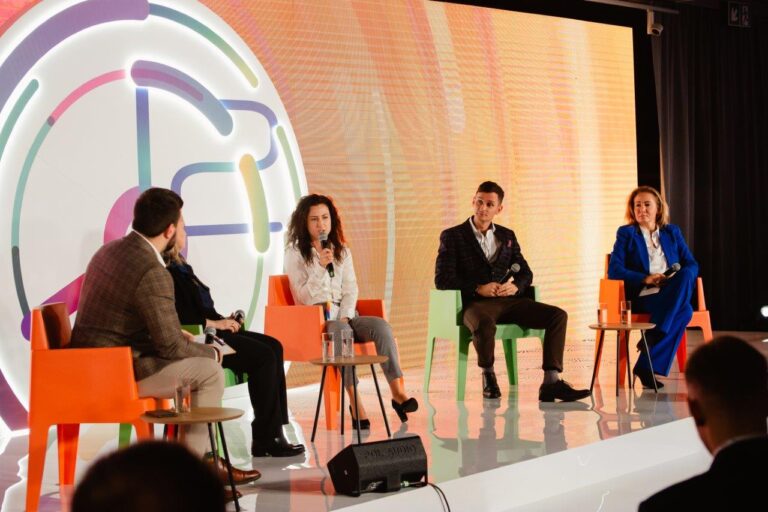 Eksperci na scenie podczas debaty "Akcja: akceleracja, czyli wsparcie dla początkujących w biznesie" zorganizowanej w ramach 12. Forum Rozwoju Mazowsza.