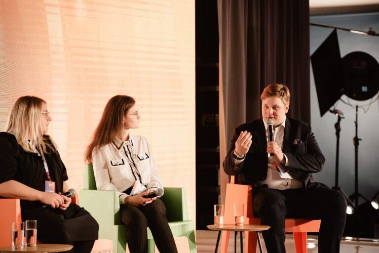 Eksperci na scenie podczas debaty "Nie ma planu B – młodzi dla klimatu" zorganizowanej w ramach 12. Forum Rozwoju Mazowsza.