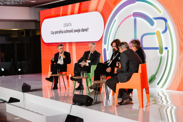Eksperci na scenie podczas debaty „Czy potrafisz ochronić swoje dane?" zorganizowanej w ramach 12. Forum Rozwoju Mazowsza.