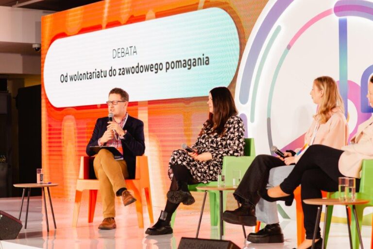 Eksperci na scenie podczas debaty „Od wolontariatu do zawodowego pomagania” zorganizowanej w ramach 12. Forum Rozwoju Mazowsza.