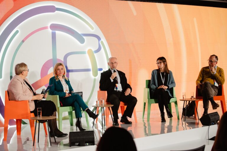 Eksperci na scenie podczas debaty „Innowacje w edukacji – jak to zrobić mądrze?” zorganizowanej w ramach 12. Forum Rozwoju Mazowsza.