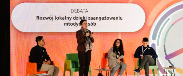 Eksperci na scenie podczas debaty 