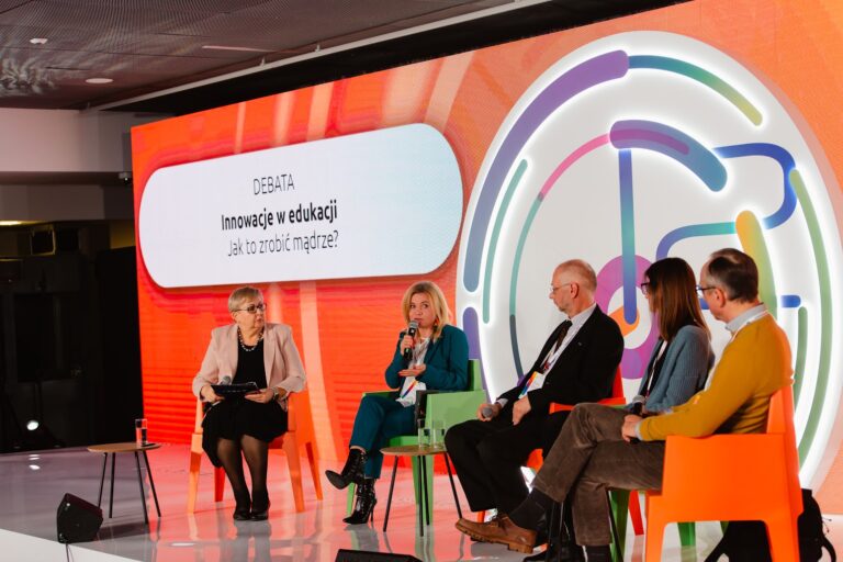 Eksperci na scenie podczas debaty „Innowacje w edukacji – jak to zrobić mądrze?” zorganizowanej w ramach 12. Forum Rozwoju Mazowsza.