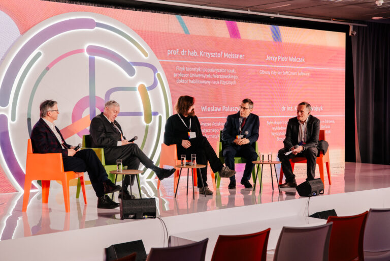 Eksperci na scenie podczas debaty „Czy potrafisz ochronić swoje dane?" zorganizowanej w ramach 12. Forum Rozwoju Mazowsza.