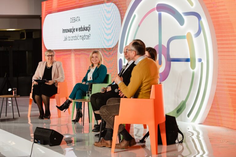Eksperci na scenie podczas debaty „Innowacje w edukacji – jak to zrobić mądrze?” zorganizowanej w ramach 12. Forum Rozwoju Mazowsza.