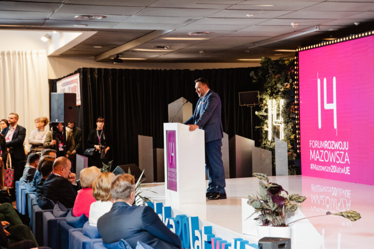 M. Podsędek Wiceprzewodniczący Sejmiku przemawiający ze sceny głównej