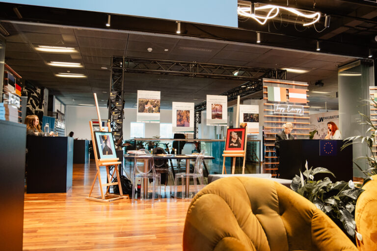 Przestrzeń wystawiennicza 14. Forum Rozwoju Mazowsza z ekspozycją „Tropy Europy” i strefą wypoczynkową.