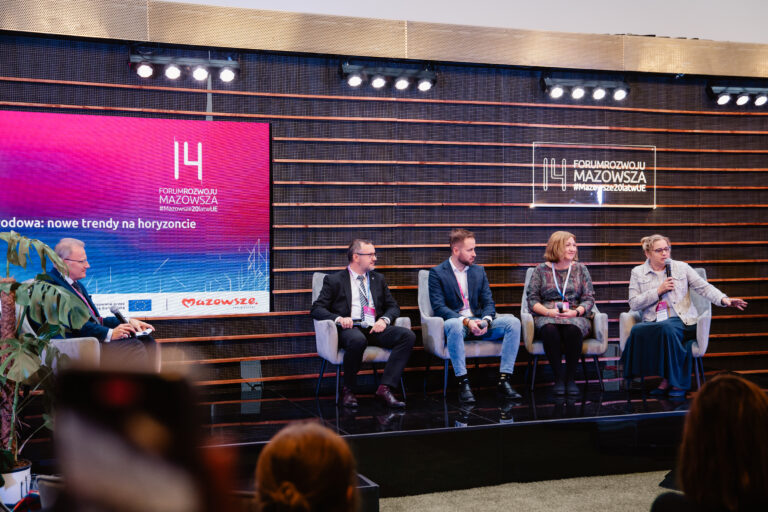 Uczestnicy panelu tematycznego: „Ewolucja zawodowa: nowe trendy na horyzoncie”