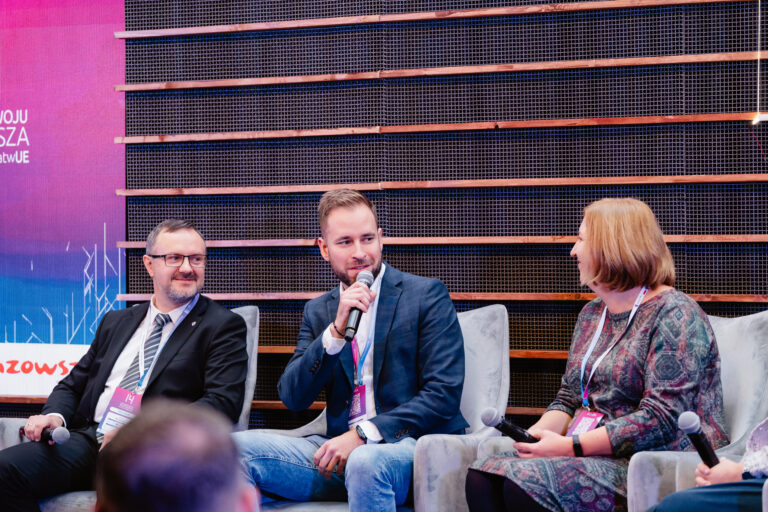 Uczestnicy panelu tematycznego: „Ewolucja zawodowa: nowe trendy na horyzoncie”