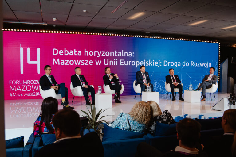 Paneliści podczas debaty horyzontalnej „Mazowsze w Unii Europejskiej: Droga do Rozwoju" w ramach 14. Forum Rozwoju Mazowsza