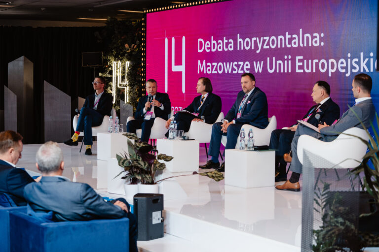 Paneliści podczas Debaty horyzontalnej: „Mazowsze w Unii Europejskiej: Droga do Rozwoju” w ramach 14. Forum Rozwoju Mazowsza.