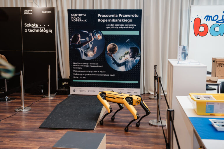 Syriusz robotyczny pies rasy SPOT na strefie Partnera Strategicznego Centrum Nauki Kopernik