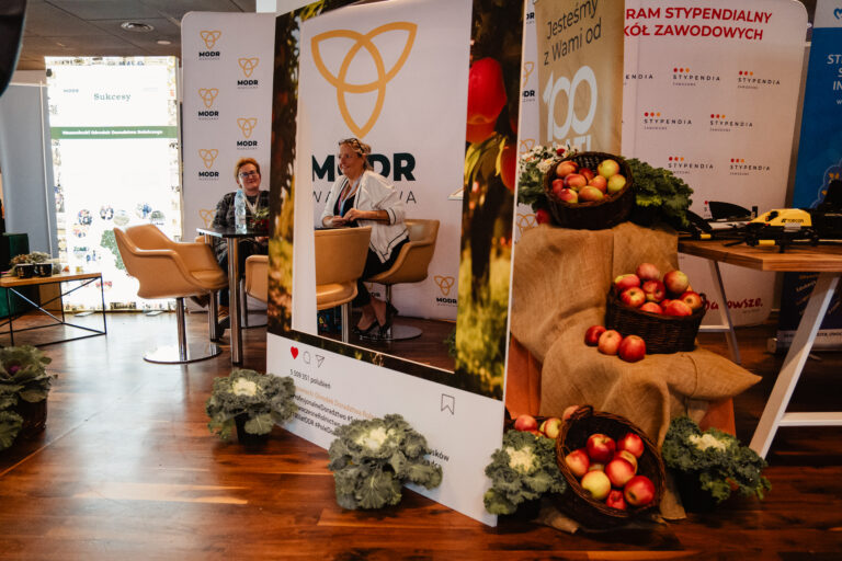 Stoisko Mazowieckiego Ośrodka Doradztwa Rolniczego z ekspozycją koszy z jabłkami podczas Forum Rozwoju Mazowsza.