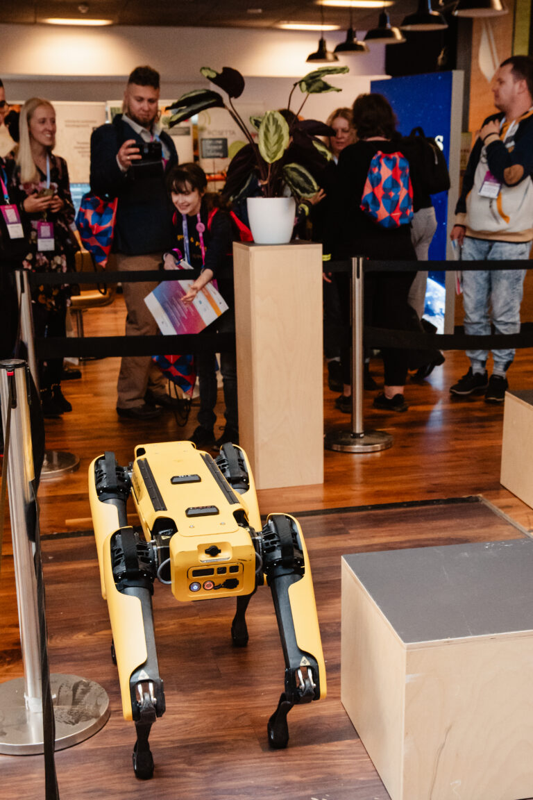 Syriusz robotyczny pies rasy SPOT na strefie Partnera Strategicznego Centrum Nauki Kopernik