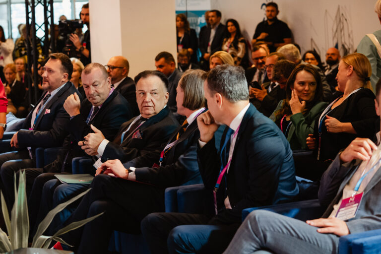 Widownia Sceny Głównej_od lewej: M. Podsędek wiceprzewodniczący Sejmiku, W, Raboszuk Wicemarszałek, A. Struzik Marszałek WM i M.Frankowski Wojewoda