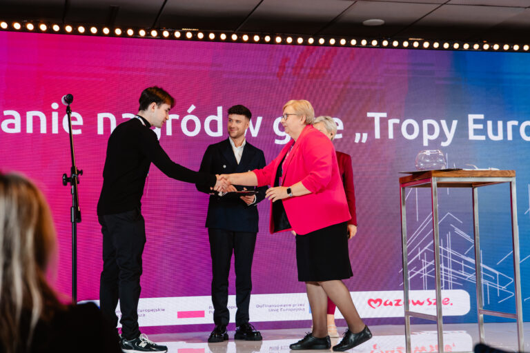 Wręczenie nagród w grze "Tropy Europy"