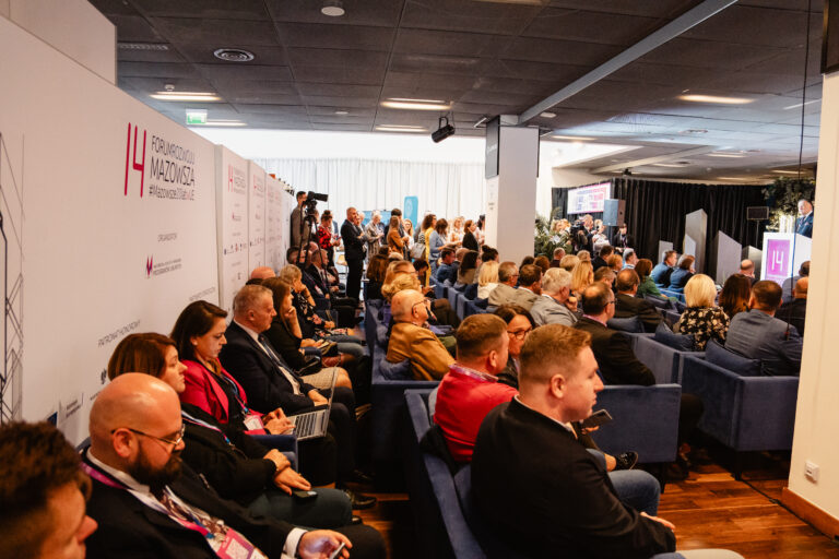 ChatGPT powiedział: Uczestnicy 14. Forum Rozwoju Mazowsza podczas jednej z debat na głównej scenie. Sala wypełniona publicznością, w tle widoczne logo wydarzenia i panel dyskusyjny prowadzony przez prelegentów.
