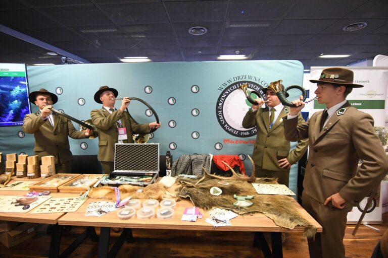 Uczniowe Zespołu Szkół Drzewnych i Leśnych