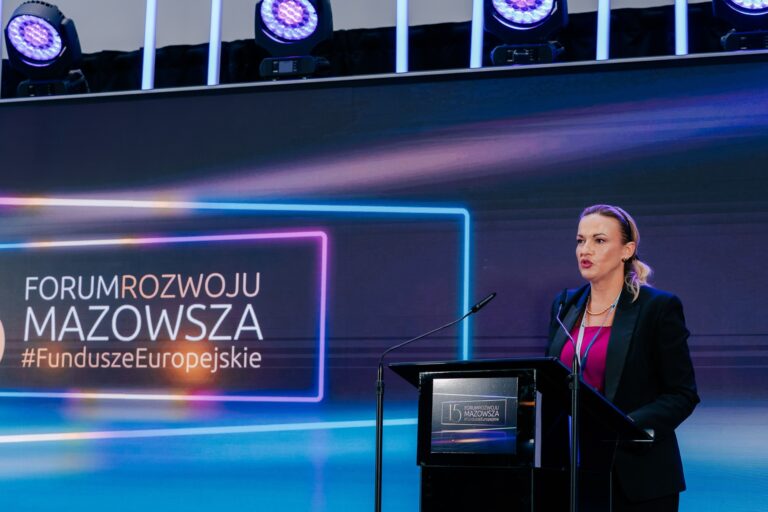 Otwarcie 15. Forum Rozwoju Mazowsza Przemawia dyrektor Mazowieckiej Jednostki Wdrażania Programów Unijnych Ilona Soja-Kozłowska