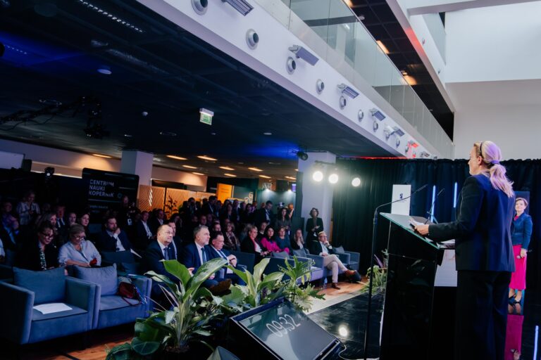 Otwarcie 15. Forum Rozwoju Mazowsza Przemawia dyrektor Mazowieckiej Jednostki Wdrażania Programów Unijnych Ilona Soja-Kozłowska