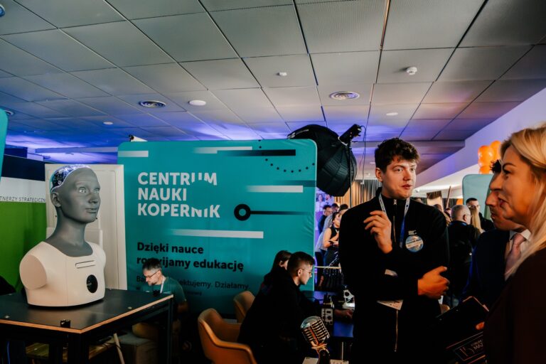 Stoisko Centrum Nauki Kopernik z Warszawy podczas Forum Rozwoju Mazowsza — ekspozycja humanoidalnego robota i prezentacja działań edukacyjnych.