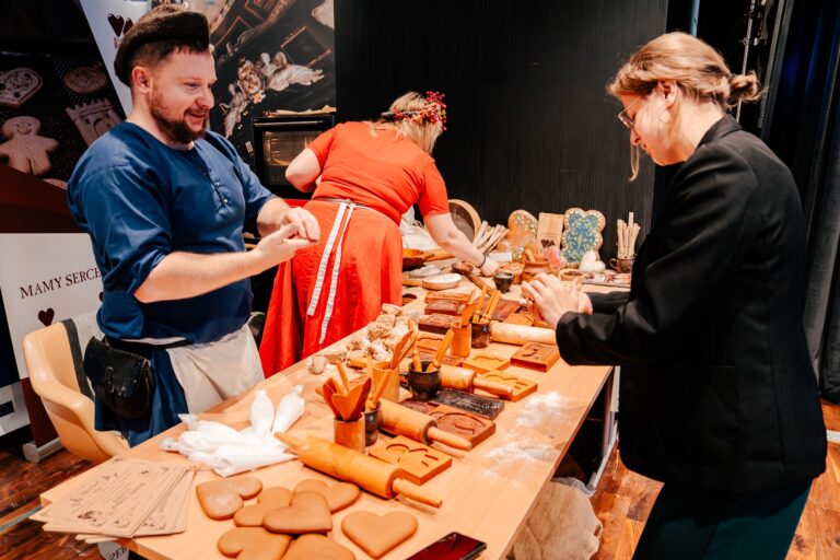 Stoisko Muzeum Piernika w Toruniu podczas Forum Rozwoju Mazowsza – prowadzący w tradycyjnych strojach prezentują proces wypieku pierników. Reprezentacja województwa kujawsko-pomorskiego.