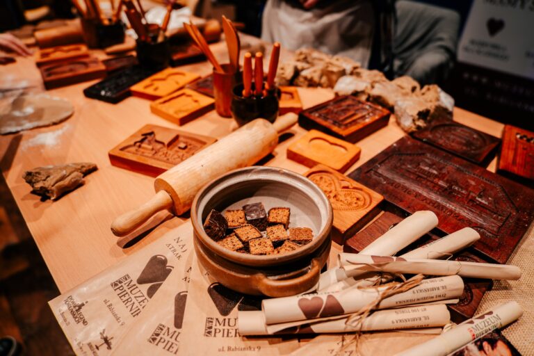 Stoisko Muzeum Piernika w Toruniu podczas Forum Rozwoju Mazowsza – prezentacja tradycyjnego wypieku pierników z drewnianych form, reprezentacja województwa kujawsko-pomorskiego.