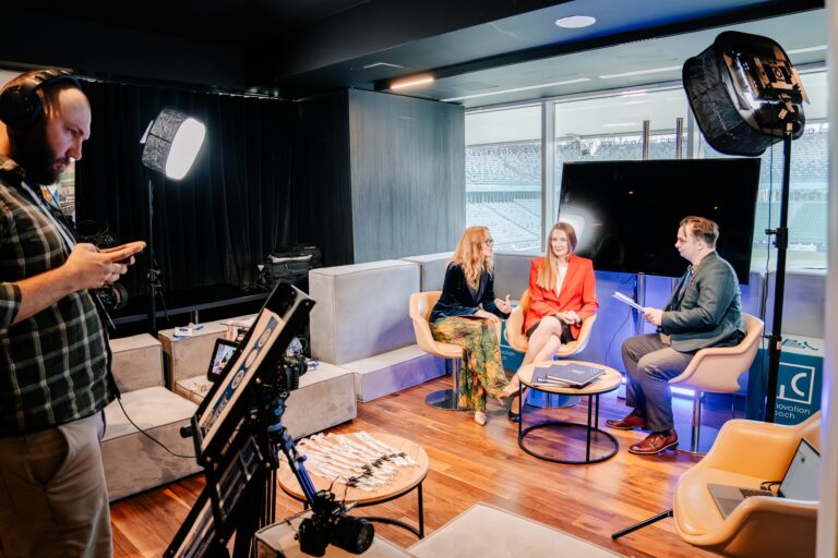 Strefa medialna Forum Rozwoju Mazowsza – wywiad w przestrzeni studyjnej z oznaczeniem programu Innovation Coach, realizowany z udziałem prowadzącego i dwóch rozmówczyń.