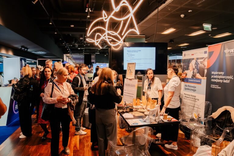 Stoisko Polskiej Fundacji Przedsiębiorczości podczas 15. Forum Rozwoju Mazowsza – prezentacja projektów finansowanych z funduszy europejskich wspierających rozwój społeczny i przedsiębiorczość.