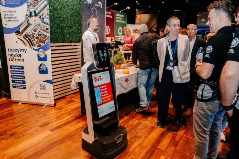 Stoisko Województwa Podlaskiego podczas 15. Forum Rozwoju Mazowsza – prezentacja oferty naukowej i technologicznej Uniwersytetu w Białymstoku oraz Uniwersytetu Medycznego w Białymstoku.