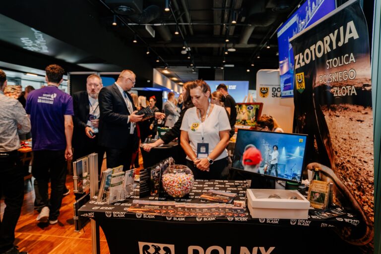 Stoisko Województwa Dolnośląskiego podczas 15. Forum Rozwoju Mazowsza – prezentacja atrakcji turystycznych regionu, w tym miasta Złotoryja, znanego jako stolica polskiego złota.