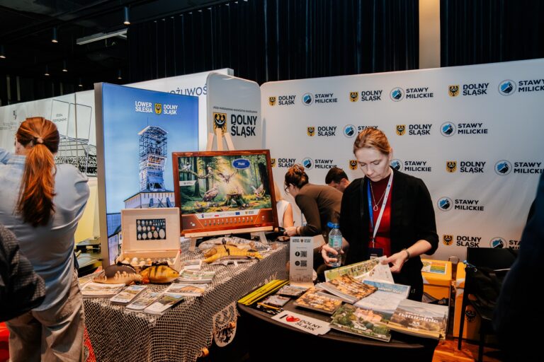 Stoisko Województwa Dolnośląskiego podczas 15. Forum Rozwoju Mazowsza – prezentacja atrakcji przyrodniczych regionu, w tym Stawów Milickich, oraz materiałów promujących turystykę na Dolnym Śląsku.