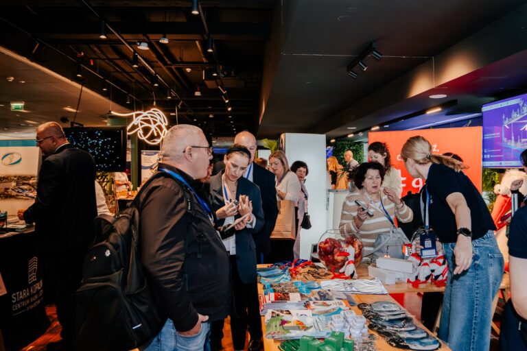 Stoisko Województwa Warmińsko-Mazurskiego podczas 15. Forum Rozwoju Mazowsza – prezentacja oferty turystycznej regionu, jego przyrody i atrakcji wypoczynkowych.