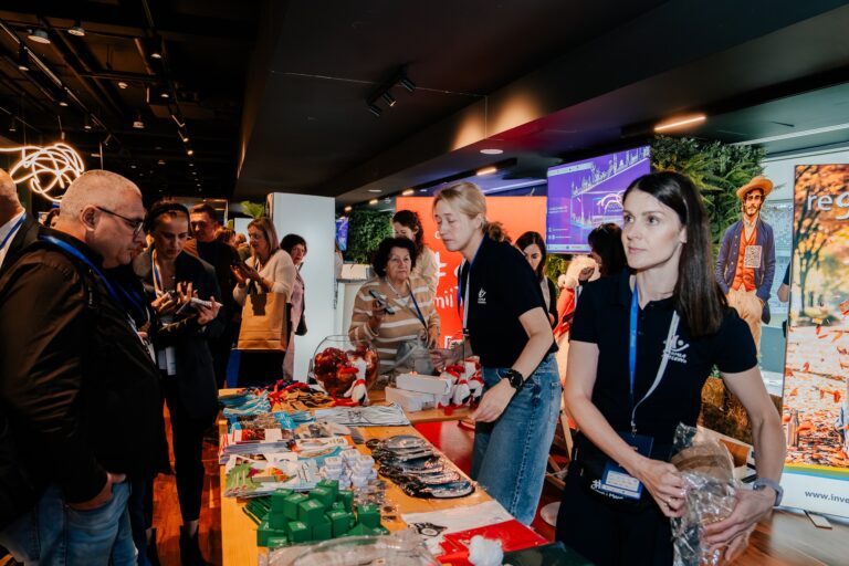 Stoisko Województwa Warmińsko-Mazurskiego podczas 15. Forum Rozwoju Mazowsza – prezentacja oferty turystycznej regionu Warmii i Mazur.