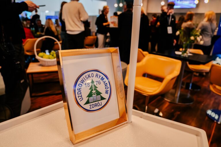 toisko prezentujące Uzdrowisko Rymanów-Zdrój, będące częścią ekspozycji Województwa Podkarpackiego podczas 15. Forum Rozwoju Mazowsza