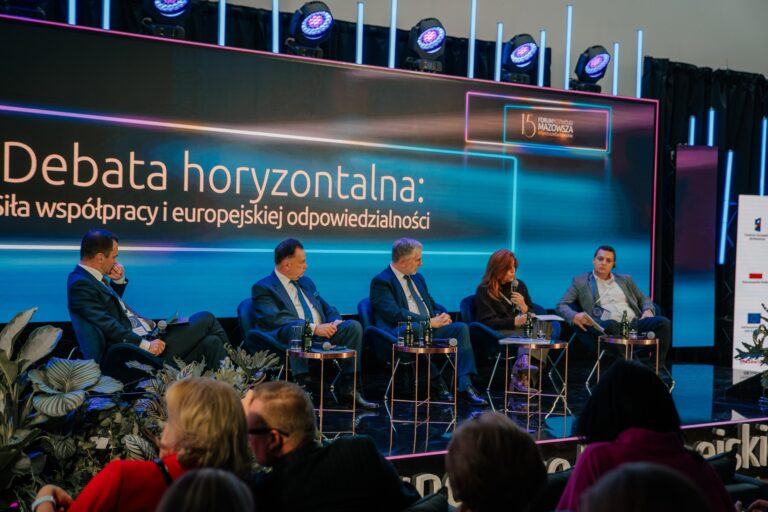 Marcin Wajda, Adam Struzik, Marek Woźniak, Marta Mariño Regueiro oraz Denis Ranogajec podczas debaty horyzontalnej