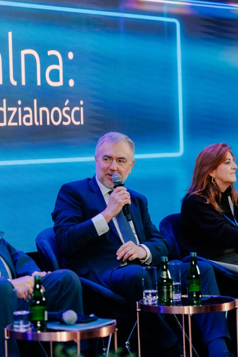 Marek Woźniak oraz Marta Mariño Regueiro podczas debaty horyzontalnej