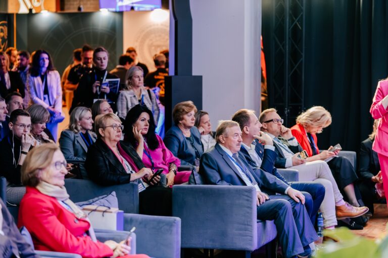 Widownia oglądająca debatę hotyzontalną