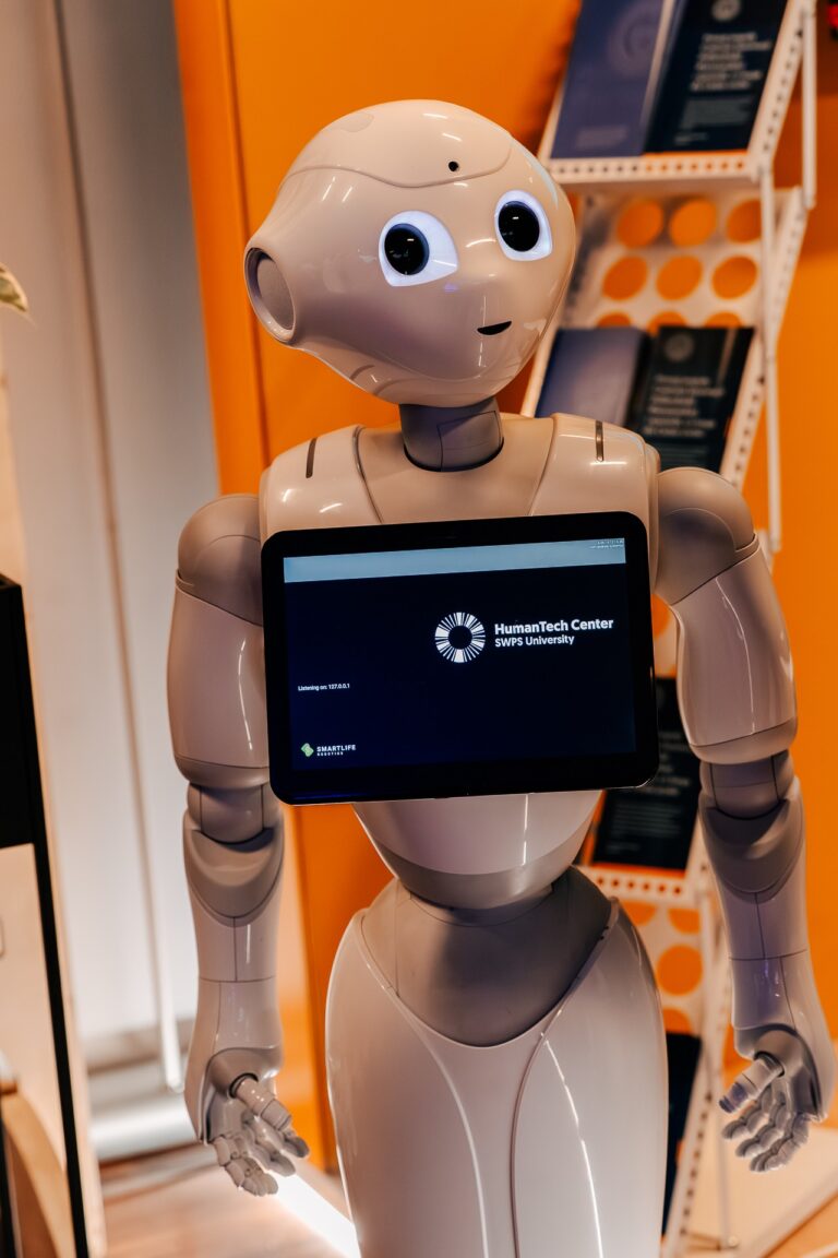Robot humanoidalny z ekranem na klatce piersiowej prezentujący logo HumanTech Center SWPS University podczas 15. Forum Rozwoju Mazowsza.