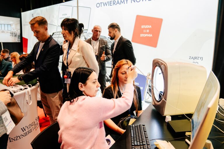 Stoisko Wyższej Szkoły Inżynierii i Zdrowia. Uczestniczka wydarzenia ma wykonywaną analizę skóry przy użyciu specjalistycznego urządzenia kosmetologicznego.