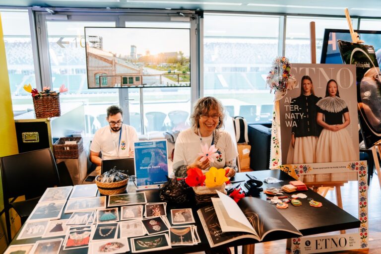 Stoisko Muzeum Śląskiego podczas 15. Forum Rozwoju Mazowsza – uczestnicy mogli obejrzeć publikacje o modzie ludowej, zdjęcia tradycyjnych strojów oraz wziąć udział w warsztatach tworzenia kwiatów z bibuły w ramach projektu ETNO Alternatywa.