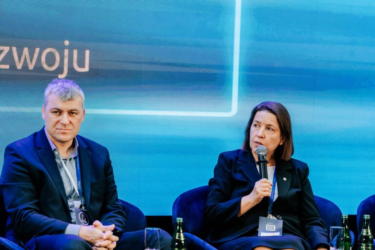 Debata Smart Region: rozwiązania dla zrównoważonego rozwoju. Na Scenie uczestnicy Rafał Rosiński, oraz prof. Hanna Godlewska - Majkowska